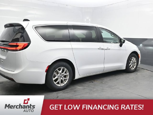 Used 2024 Chrysler Pacifica Touring-L FWD image 8