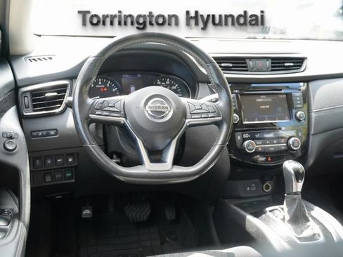 Used 2019 Nissan Rogue SV image 16