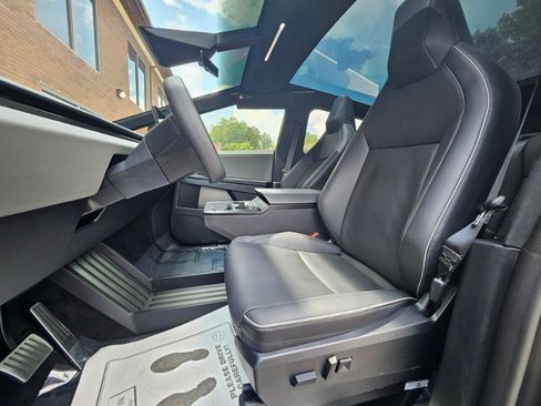 Used 2024 Tesla Cybertruck AWD Crew Cab image 37