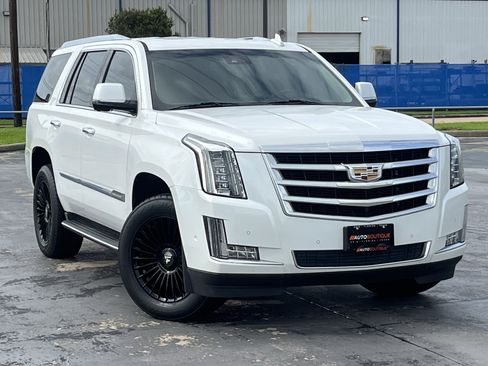 Used 2017 Cadillac Escalade Luxury RWD image 3