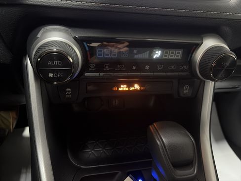 Used 2025 Toyota RAV4 XLE AWD/4WD image 19