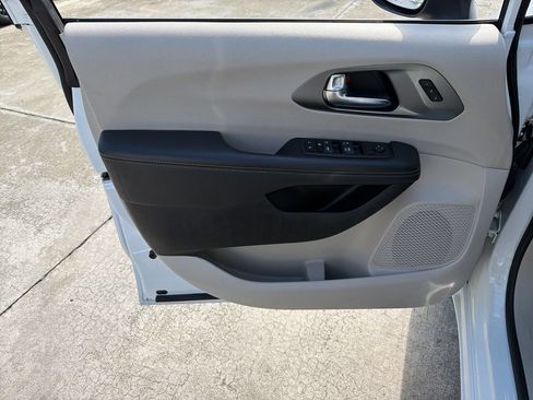 Used 2023 Chrysler Pacifica Touring-L FWD image 15