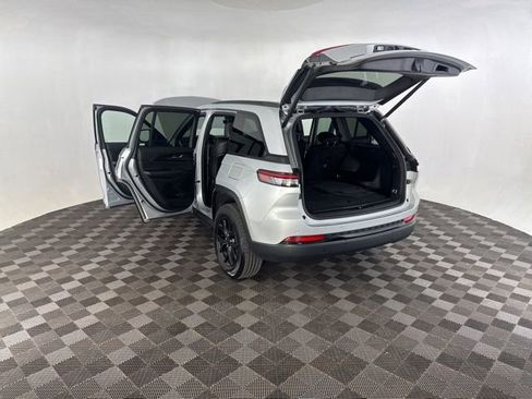 Used 2025 Jeep Grand Cherokee Altitude AWD/4WD image 20