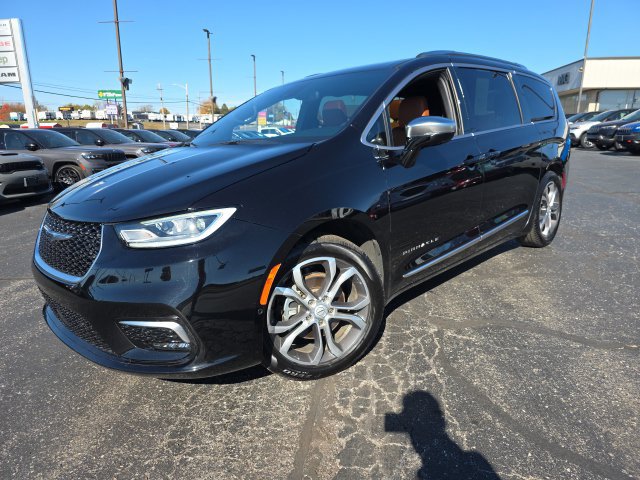 Used 2025 Chrysler Pacifica Pinnacle FWD image 2