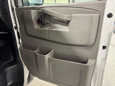 Used 2018 Chevrolet Express 3500 image 8