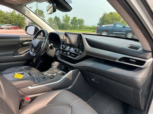 Used 2020 Toyota Highlander XLE AWD/4WD image 31