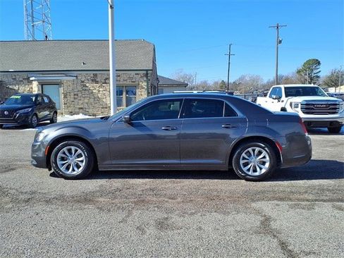 Used 2019 Chrysler 300 Touring image 19