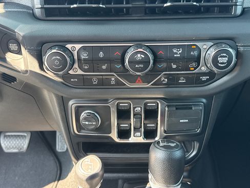 Used 2024 Jeep Wrangler Unlimited Sahara w/ Technology Group AWD/4WD image 13