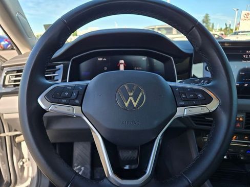 Used 2025 Volkswagen Jetta SE FWD image 23