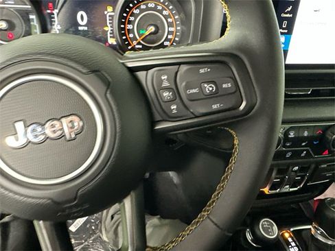 Certified 2025 Jeep Gladiator Sport image 36