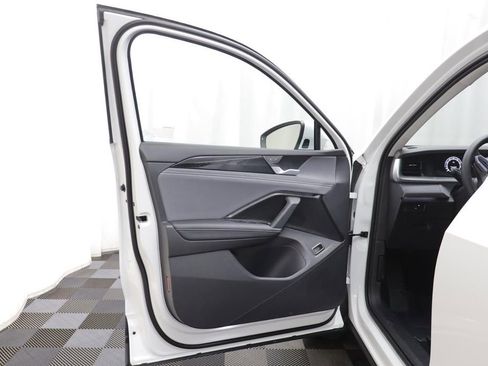 New 2026 Volkswagen Tiguan SE w/ Panoramic Sunroof Package image 5