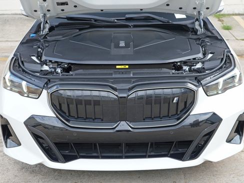 Used 2025 BMW i5 eDrive40i w/ M Sport Package RWD image 8