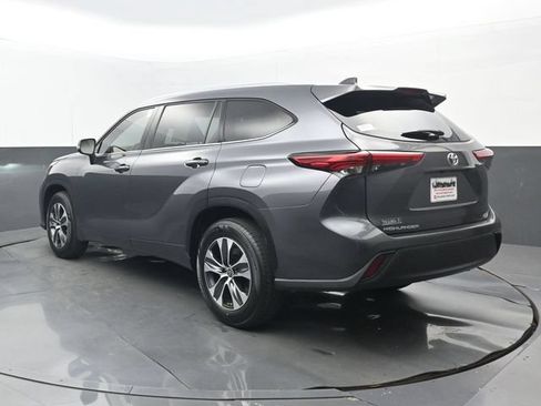 Used 2021 Toyota Highlander XLE FWD image 3