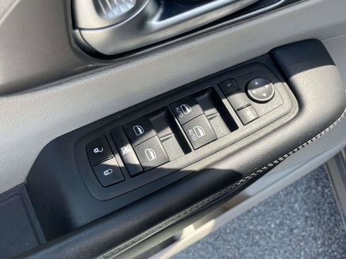 Used 2023 Chrysler Pacifica Touring-L FWD image 17