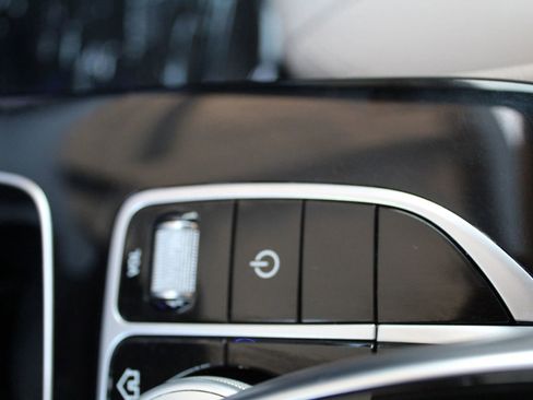 Used 2017 Mercedes-Benz E 300 image 21