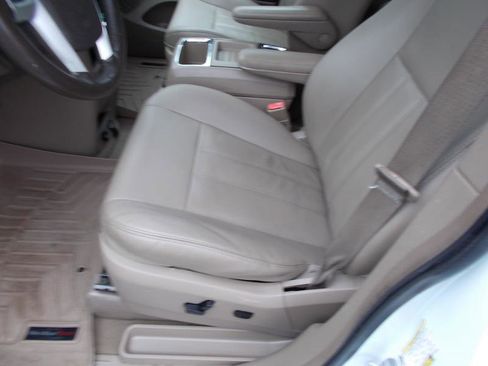 Used 2016 Chrysler Town & Country Touring image 27