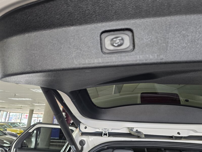 Used 2018 Ford Explorer XLT w/ Equipment Group 202A AWD/4WD image 14