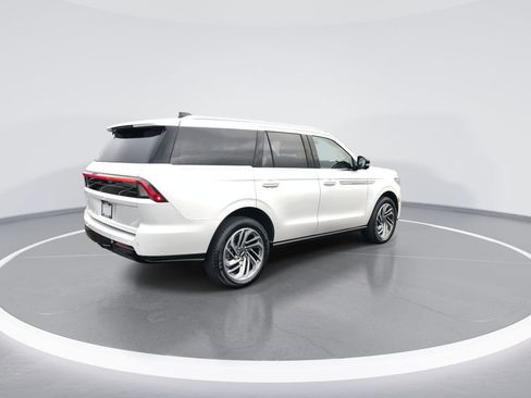 Used 2025 Lincoln Navigator Reserve image 8