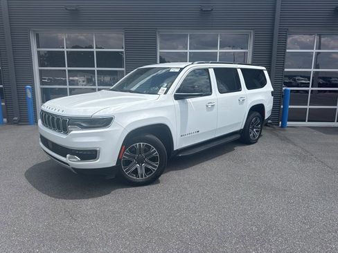 Used 2024 Jeep Wagoneer L Series II w/ Flexible Seating Group RWD image 1