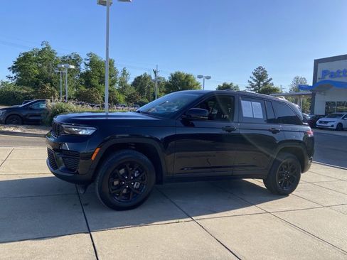 Used 2025 Jeep Grand Cherokee Altitude AWD/4WD image 6