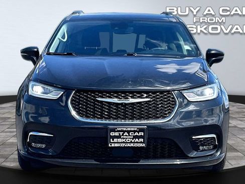 Used 2022 Chrysler Pacifica Touring-L FWD image 3