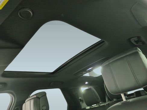 Certified 2025 Land Rover Discovery Dynamic SE image 11