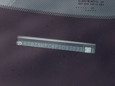 Used 2023 Toyota Sienna Limited image 33