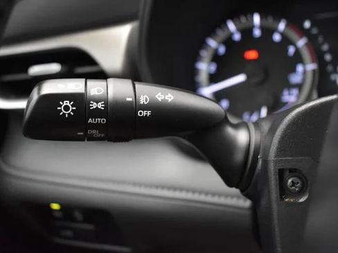 Used 2025 Toyota Highlander LE FWD image 26