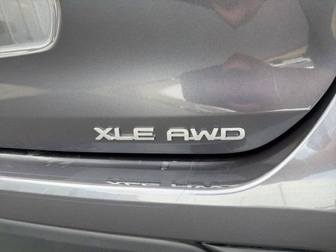 Used 2023 Toyota Highlander XLE image 9