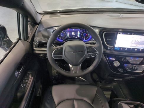 New 2026 Chrysler Pacifica Select image 17