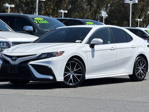 Used 2022 Toyota Camry SE FWD image 9