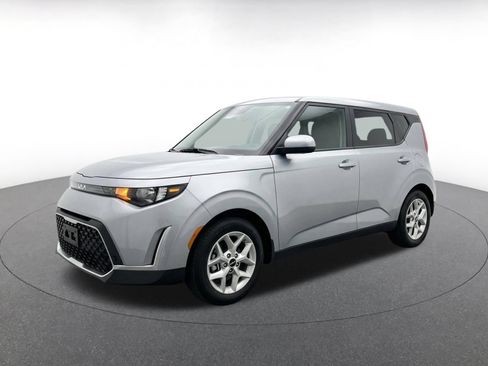 Used 2025 Kia Soul LX w/ LX Technology Package FWD image 3