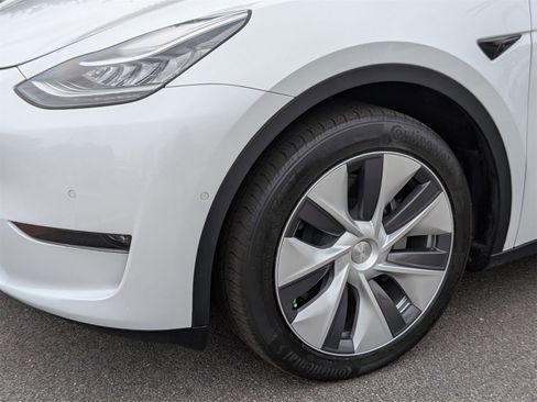 Used 2022 Tesla Model Y Long Range image 9