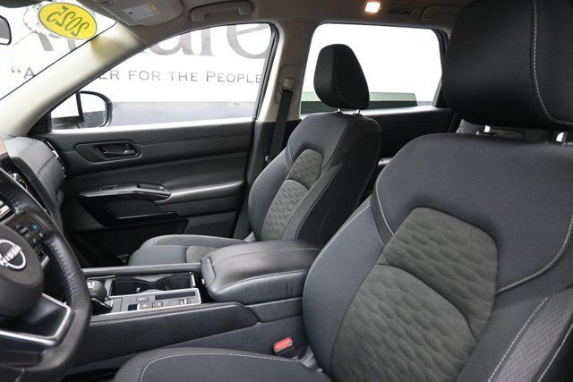 Used 2025 Nissan Pathfinder SV FWD image 17