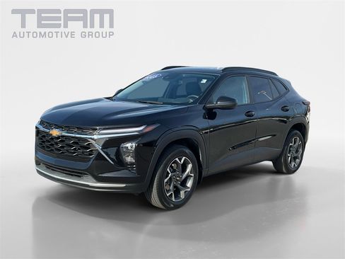 Used 2025 Chevrolet Trax LT w/ Driver Confidence Package image 3