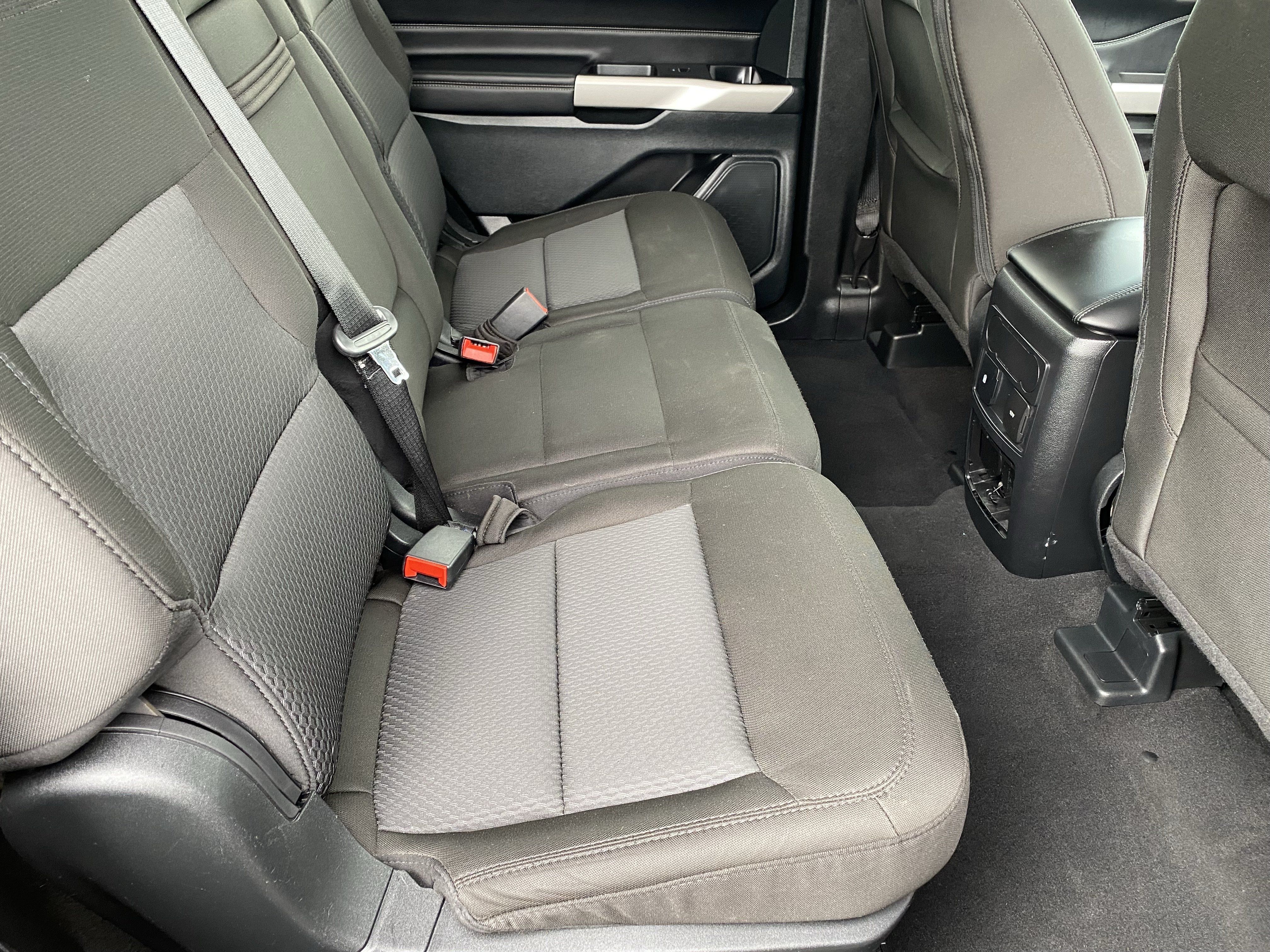 Used 2024 Ford Explorer XLT RWD image 13