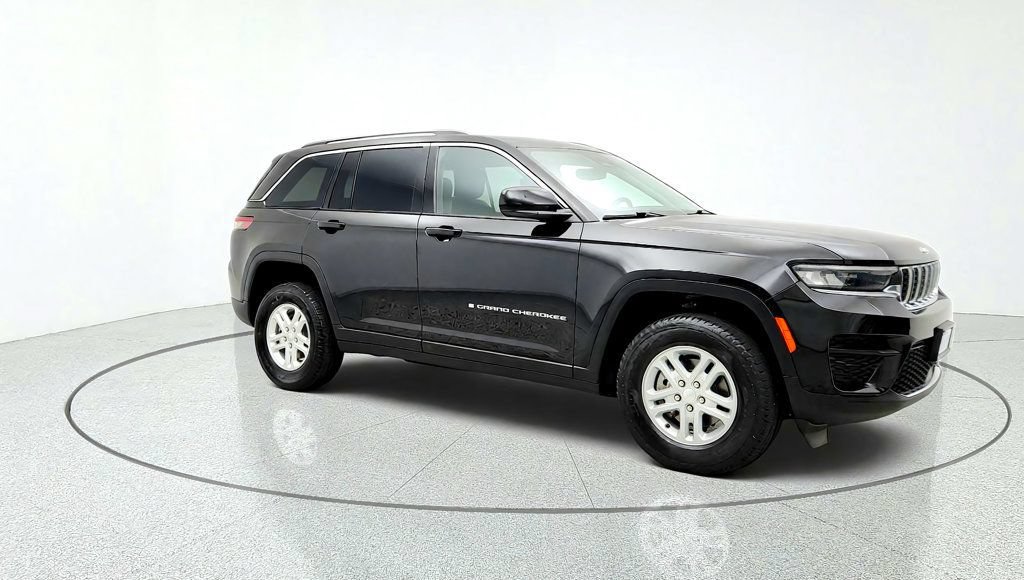 Used 2023 Jeep Grand Cherokee Laredo w/ Luxury Tech Group I AWD/4WD image 3
