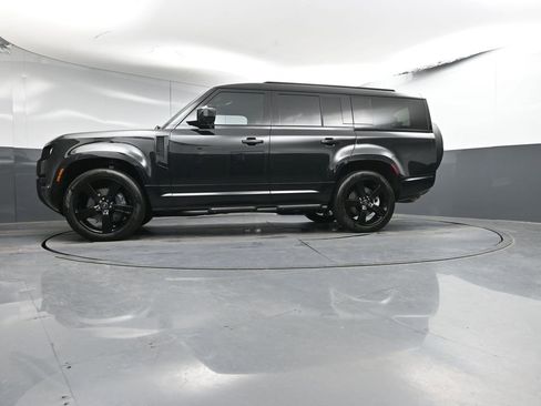 Used 2025 Land Rover Defender 130 X-Dynamic SE image 30