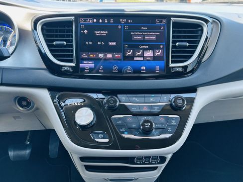 Used 2023 Chrysler Pacifica Touring-L FWD image 20