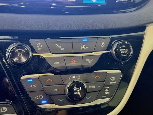 Used 2024 Chrysler Pacifica Touring-L FWD image 22