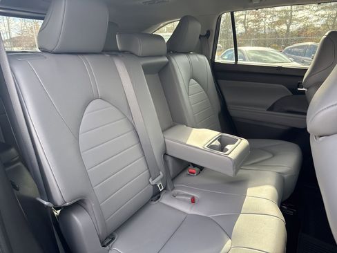 Used 2023 Toyota Highlander XLE image 20