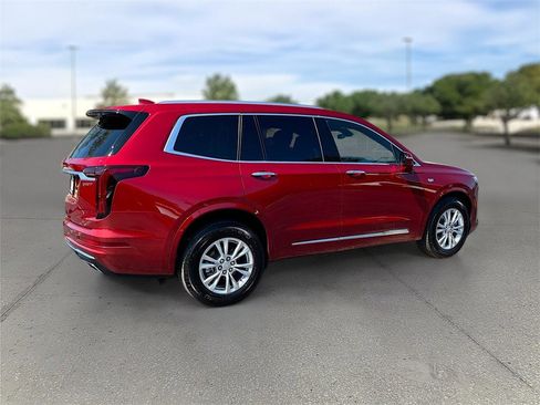 New 2025 Cadillac XT6 Luxury image 7