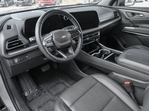Used 2024 Chevrolet Traverse LT FWD image 8