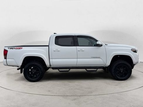 Used 2017 Toyota Tacoma TRD Sport w/ Tow Package (A/T) AWD/4WD image 6