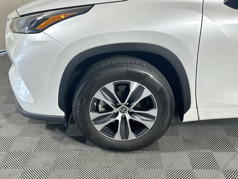 Used 2023 Toyota Highlander XLE FWD image 11