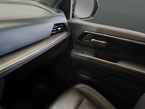 Used 2025 Chevrolet Suburban Z71 image 22