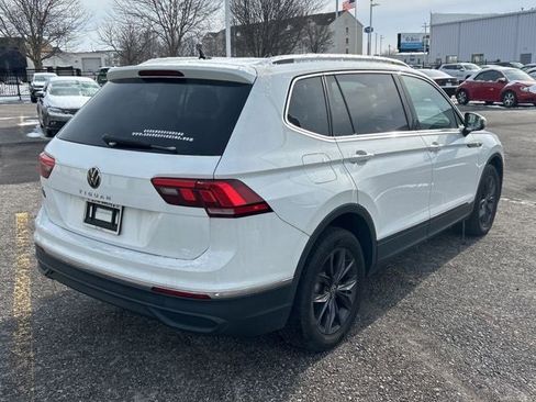 Used 2022 Volkswagen Tiguan SE w/ Panoramic Sunroof Package image 5