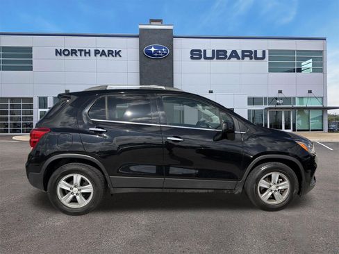 Used 2019 Chevrolet Trax LT w/ LT Convenience Package FWD image 2