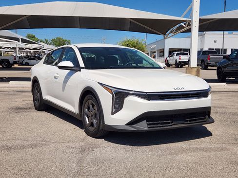 Used 2025 Kia K4 image 34