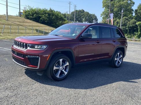 Used 2026 Jeep Grand Cherokee Limited w/ Luxury Tech Group II AWD/4WD image 3